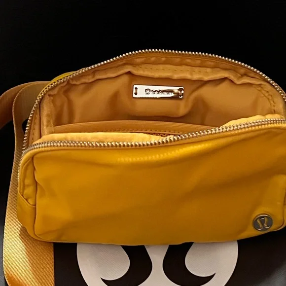 NWT Lululemon athletica Everywhere Belt Bag - Mustard coloured - Picture 6 of 10